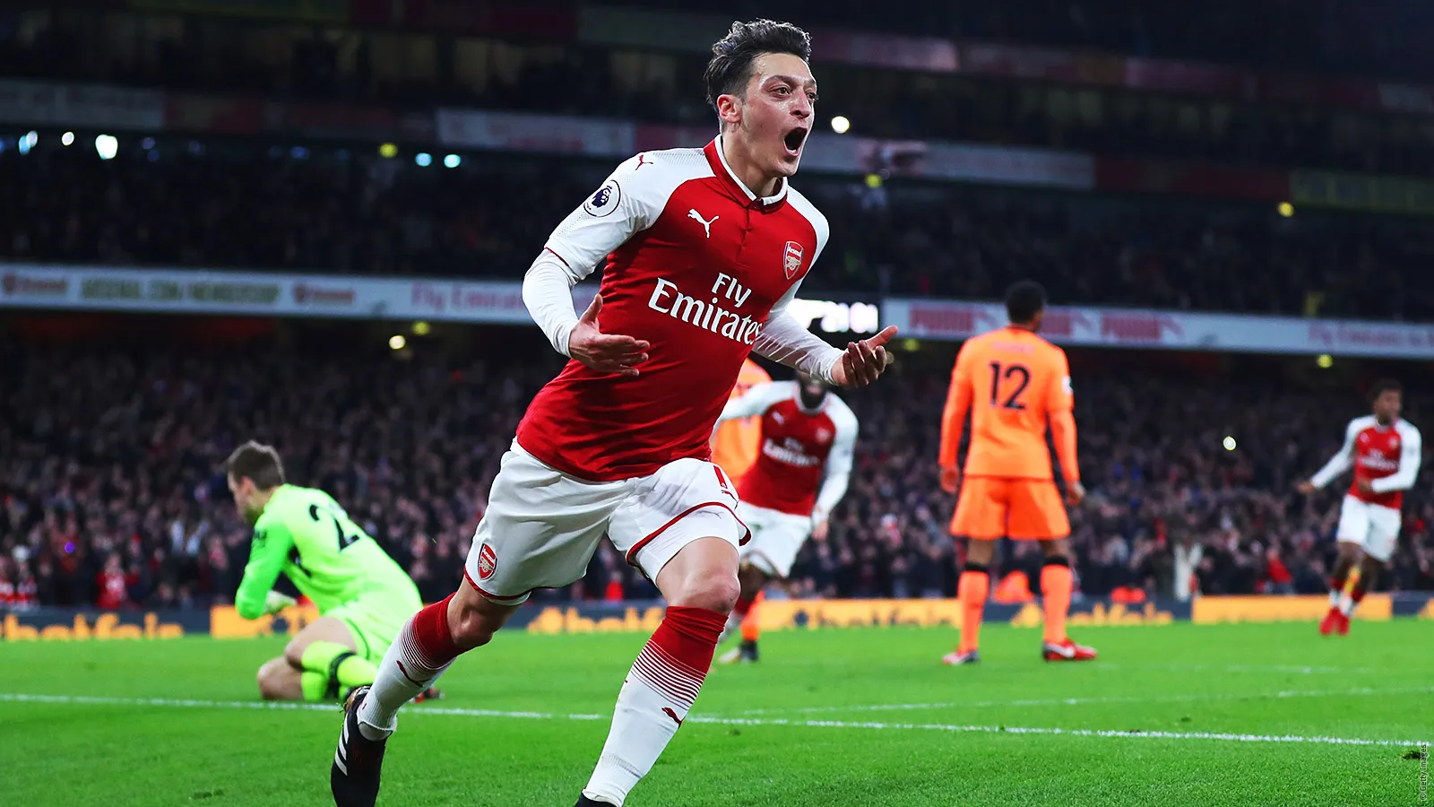 Ozil cảm thấy thế nào khi bị Emery 