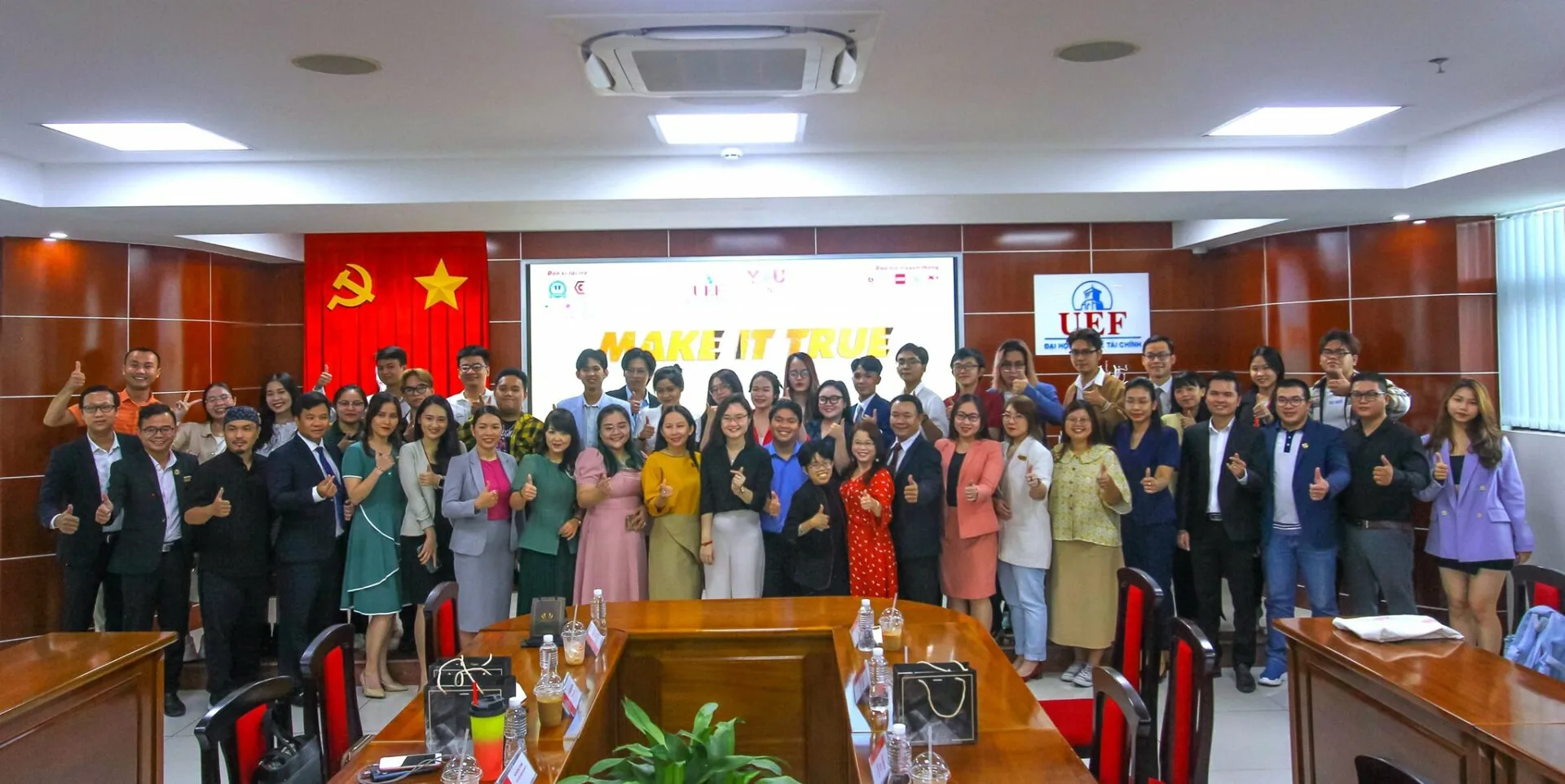 Tập thể Hội đồng giám khảo và các thí sinh Top 30 cùng chụp ảnh lưu lại những khoảnh khắc trong ngày thi bán kết YouBranding 2022