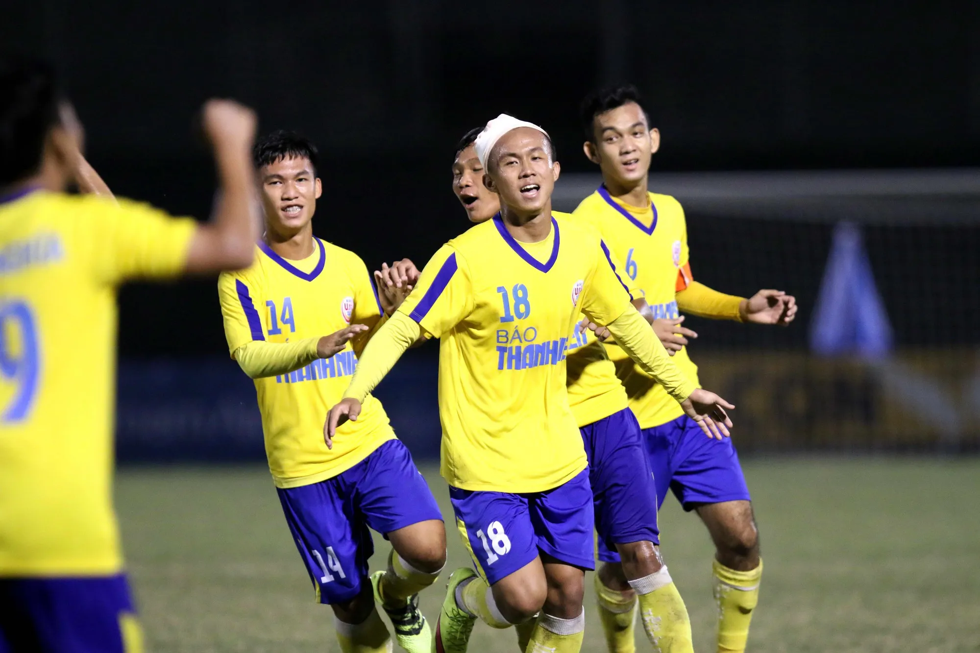 10/11 cầu thủ dính tiêu cực, bóng đen phủ kín lứa U21 Đồng Tháp - Bóng Đá