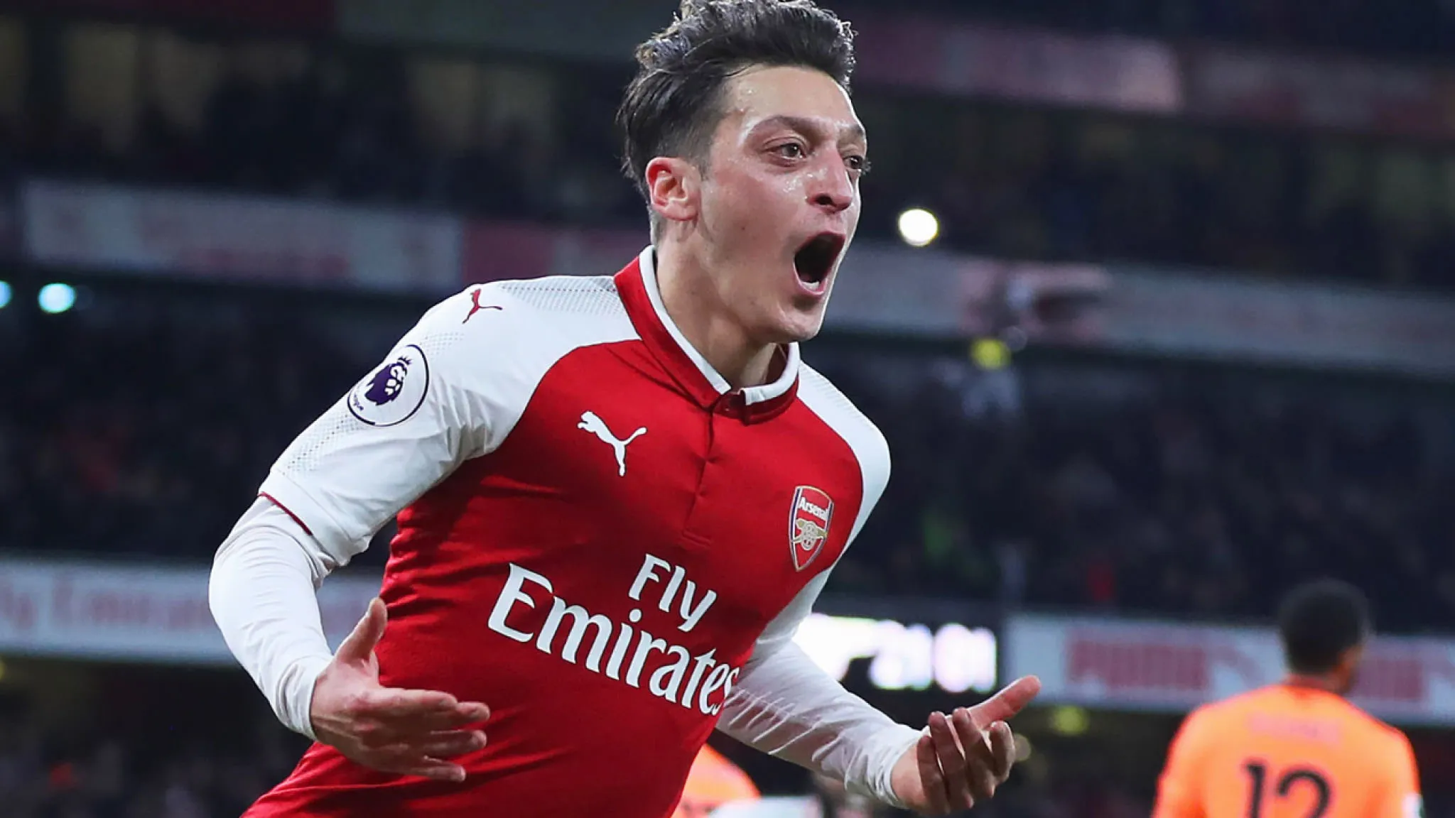 Arsenal bứt phá, Ozil 