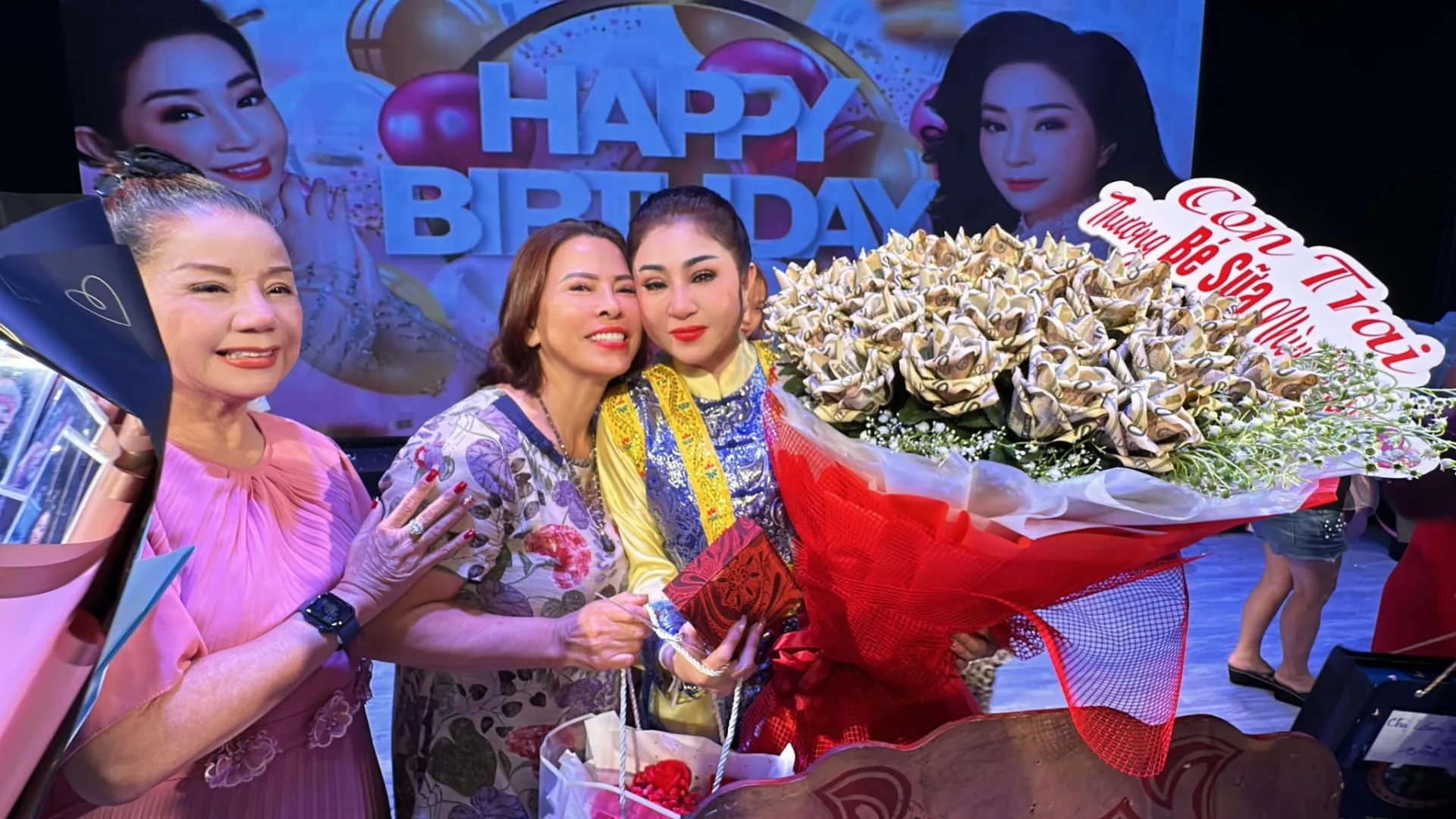 hoa-linh-hiem-hoi-lo-dien-trong-tiec-sinh-nhat-nsut-thoai-my-dien-mao-sau-thoi-gian-dai-o-an-day-chu-y (10)