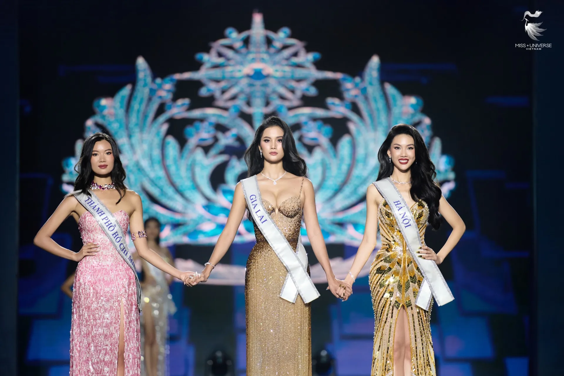 huong-ly-co-thay-the-bui-quynh-hoa-du-thi-miss-universe-1