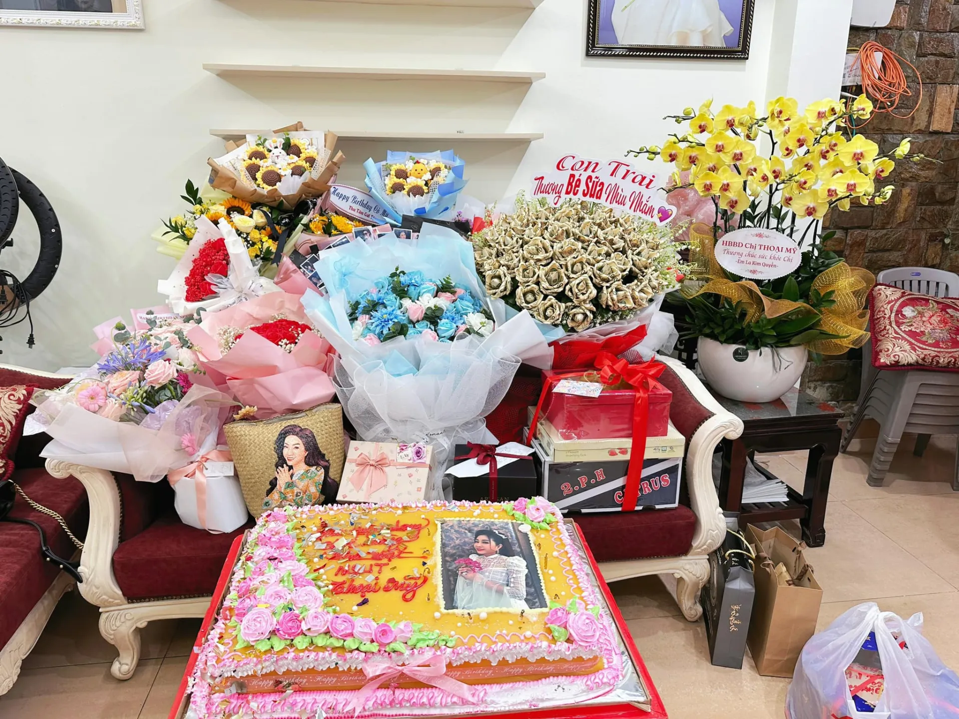 hoa-linh-hiem-hoi-lo-dien-trong-tiec-sinh-nhat-nsut-thoai-my-dien-mao-sau-thoi-gian-dai-o-an-day-chu-y (5)