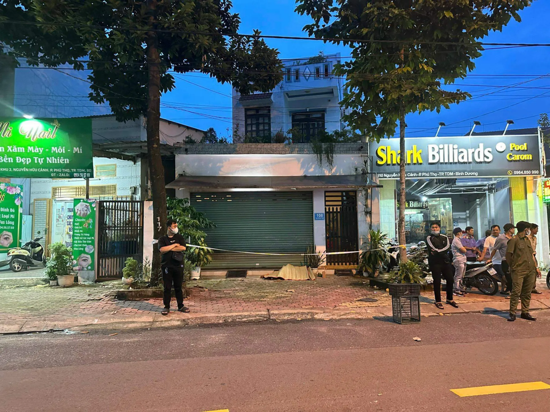 nguoi-dan-ong-ban-ve-so-guc-ben-duong-1