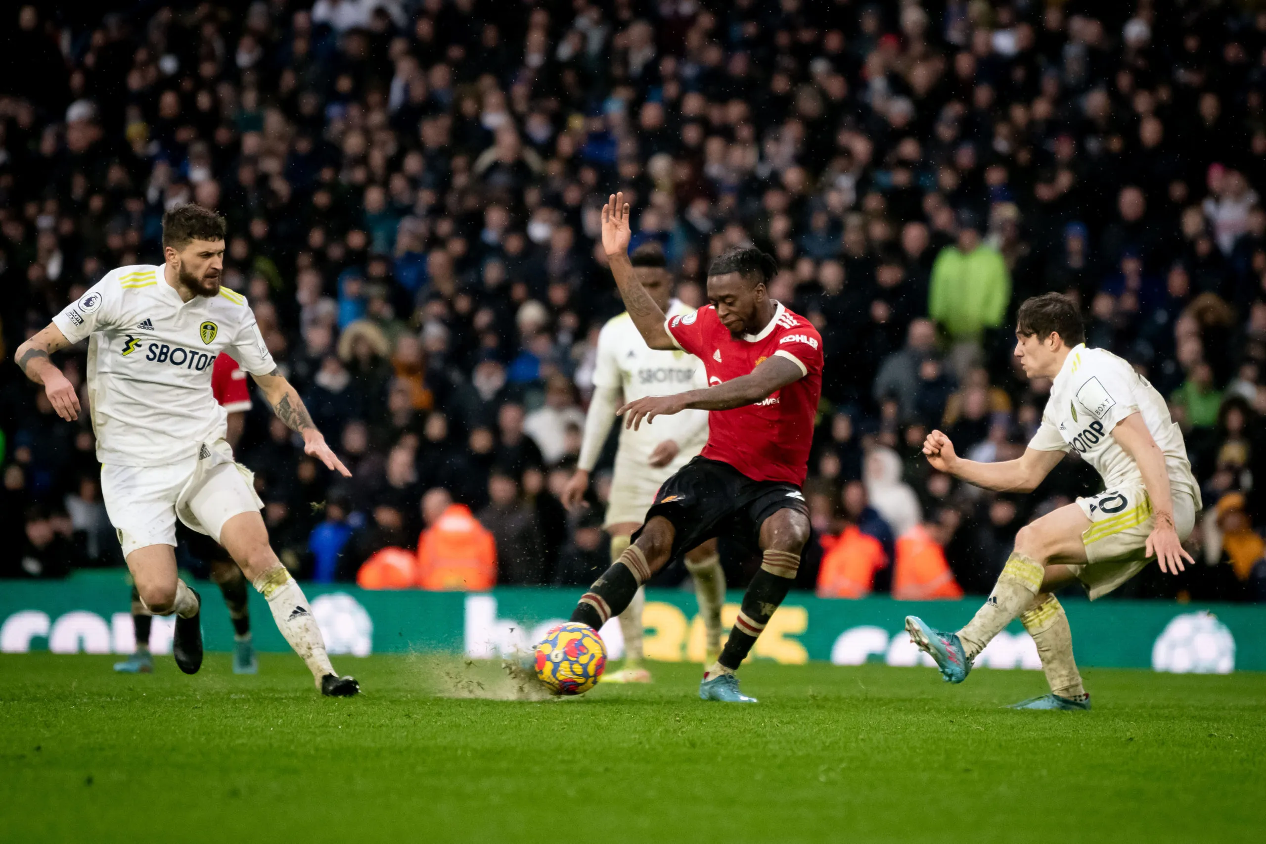 Wan-Bissaka had more touches than any other player in win over Leeds - Bóng Đá