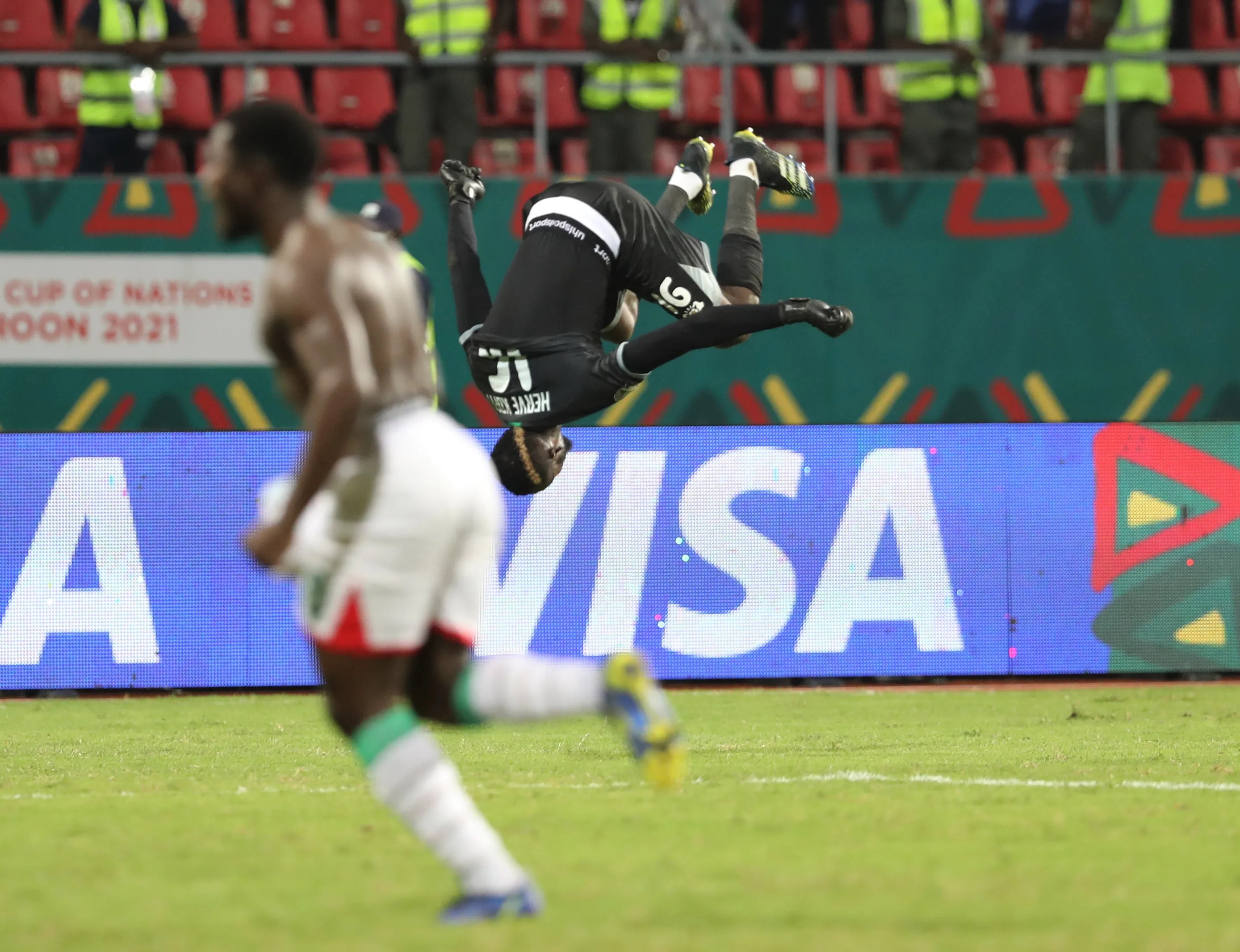 Burkina Faso goalkeeper performs six back flips after winning AFCON penalty shoot-out - Bóng Đá