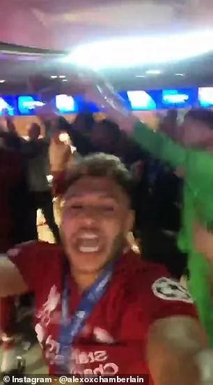 Oxlade Chamberlain khoe bồ xinh - Bóng Đá