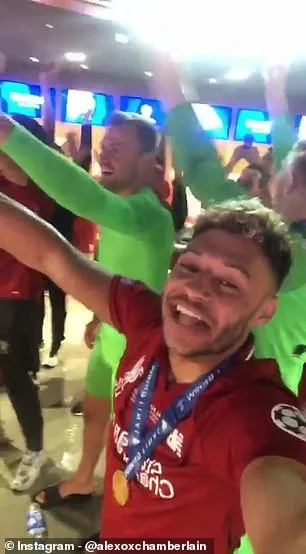 Oxlade Chamberlain khoe bồ xinh - Bóng Đá