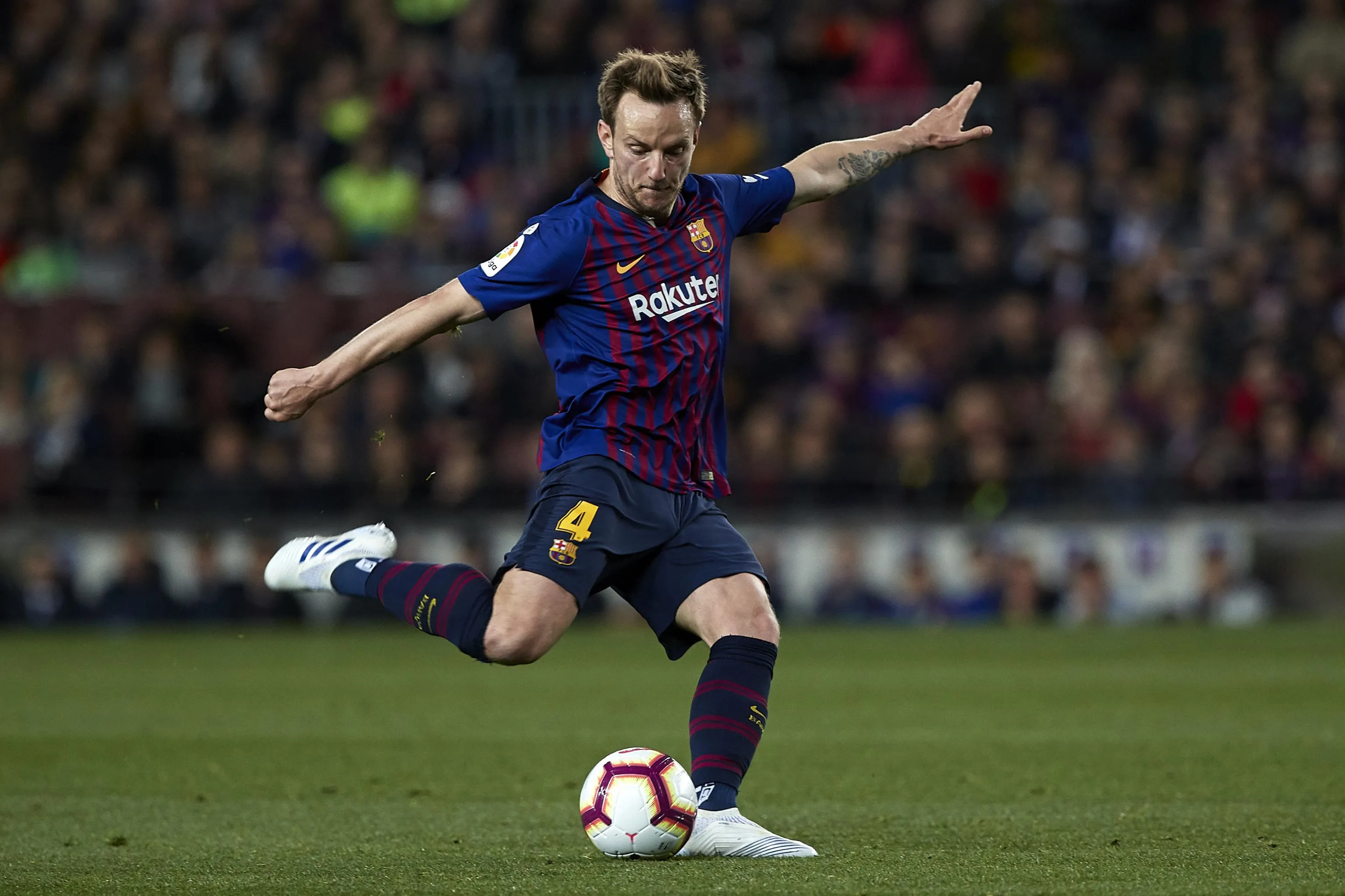 TRANSFER RUMOUR: BARCELONA MIDFIELDER IVAN RAKITIC AGREES SUMMER MOVE TO JUVENTUS - Bóng Đá