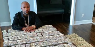 Floyd Mayweather nổi tiếng là người thích khoe của trên mạng xã hội.