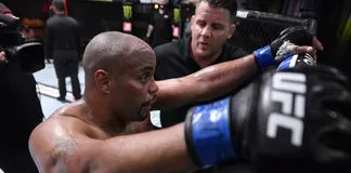 Daniel Cormier tuyên bố giải nghệ sau trận thua Stipe Miocic.