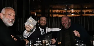 Conor McGregor nhận 50k USD từ chính tay chủ tịch UFC Dana White.