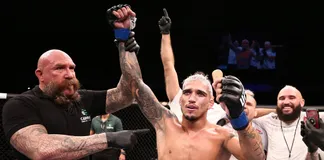 Charles Oliveira tiến gần cuộc chiến danh hiệu hạng nhẹ UFC sau chiến thắng trước Ferguson.