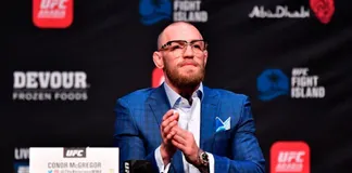 Conor McGregor trong buổi họp báo trước cuộc chiến với Dustin Poirier tại UFC 257.