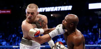 Conor McGregor đấu với Floyd Mayweather năm 2017.