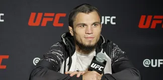 Umar Nurmagomedov trong buổi họp báo.