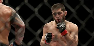 Islam Makhachev trong trận đấu với Alexander Volkanovski.