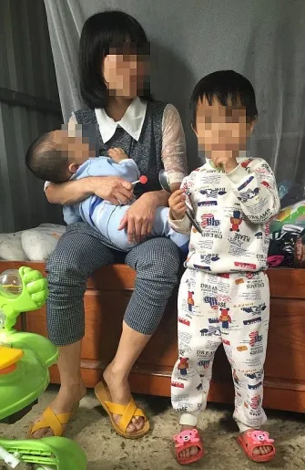 be gai 3 tuoi dung ngoai