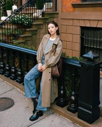 Các nàng có thể mặc áo trench coat + áo kẻ ngang và quần jeans xanh 