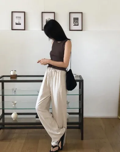 Áo hai dây và quần ống suông là