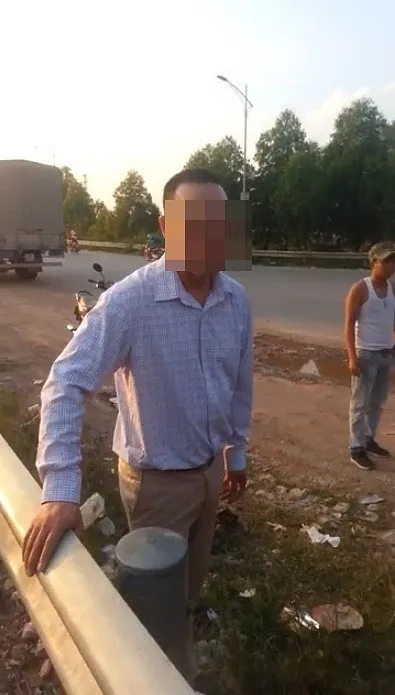 Người đàn ông được cho là chồng đã đánh vợ giữa đường.