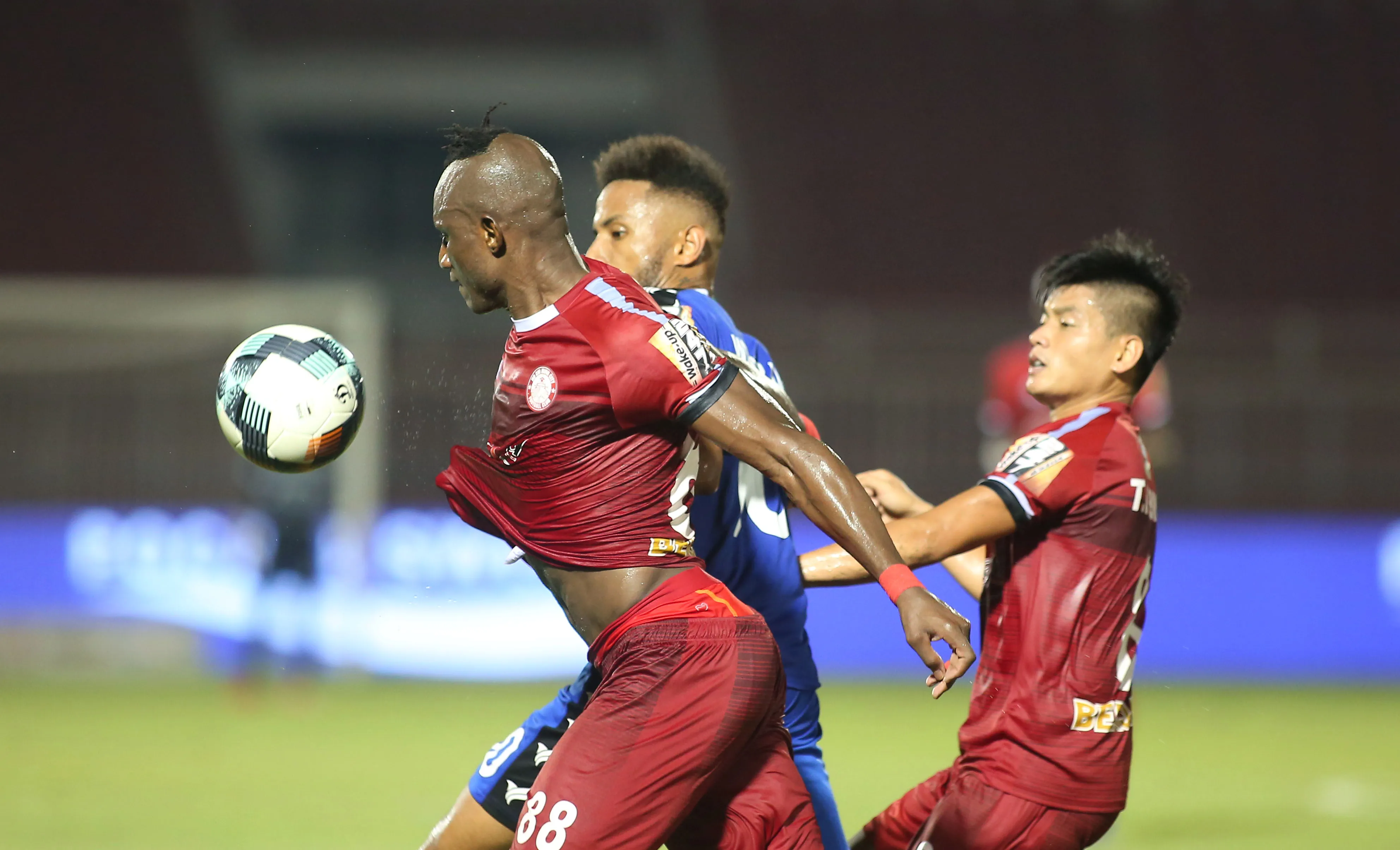 Đánh bại Bình Dương, TP.HCM trở lại ngôi đầu V-League - Bóng Đá