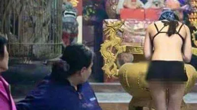 trang-phuc-khong-duoc-mac-di-le-chua-phunutoday.vn
