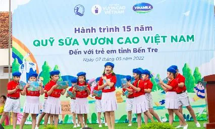 Nhiều tiết mục văn nghệ đáng yêu đã được các em học sinh biểu diễn dành tặng các đại biểu.