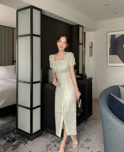 Váy cổ vuông ghi điểm ở nét sang trọng, đảm bảo sự thanh lịch cần có nơi công sở.