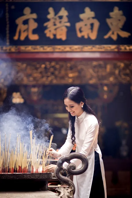 sao-viet-ao-dai-di-le-dau