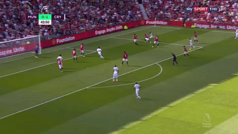 Zaha dắt bóng qua Ashley Young 2 lần trong 1 phút - Bóng Đá