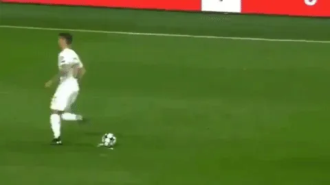 Arsenal captain Granit Xhaka and Stephan Lichtsteiner ridiculed over comedy free-kick routine - Bóng Đá