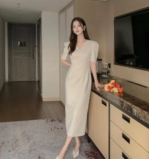 Váy cổ chữ V là món thời trang rất được yêu thích, rất phù hợp với môi trường công sở.