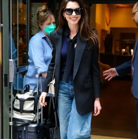 Anne Hathaway tăng vẻ yêu kiều cho diện mạo bằng cách tô điểm khuyên tai, khăn quàng.