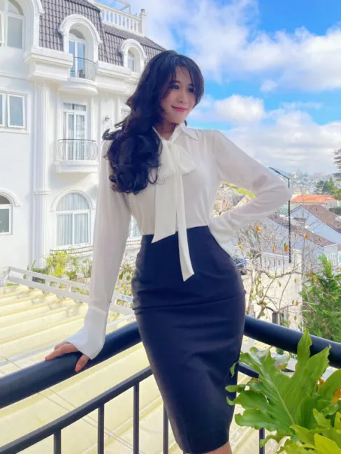 Các nàng nên chọn kiểu dáng basic, gam màu trung tính như trắng, đen, be để tạo sự thanh lịch và chuyên nghiệp.