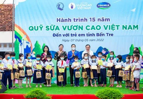 Nhiều phần quà và học bổng cũng được Quỹ sữa và các đại biểu trao tặng, như lời động viên các em học sinh học tập tốt. 