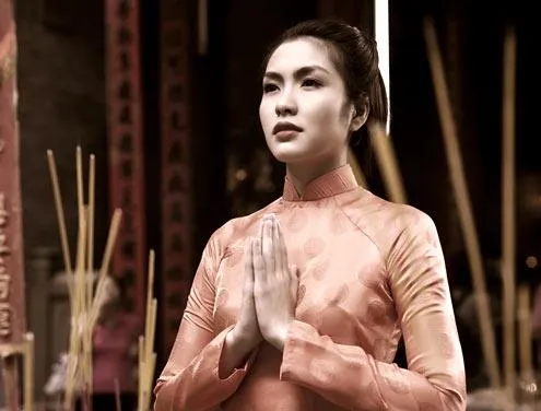 sao-viet-ao-dai-di-le-dau