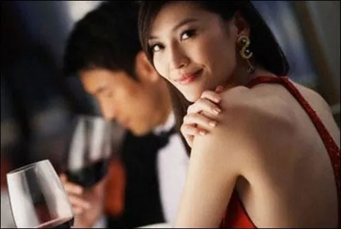 Nhiều người phụ trẻ lo lắng rằng khi hẹn hò với đàn ông lớn tuổi, họ chỉ đơn thuần là bản sao cho những mối quan hệ đổ vỡ trước của họ (ảnh minh họa)
