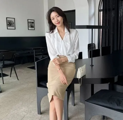 Mix cùng áo blouse trắng sẽ tạo ra set đồ hoàn hảo giúp các quý cô công sở vừa trẻ trung, thời thượng