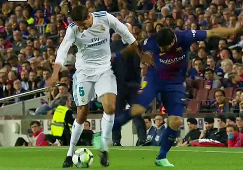 Trọng tài bắt El Clasico phớt lờ lời khuyên của trợ lý - Bóng Đá