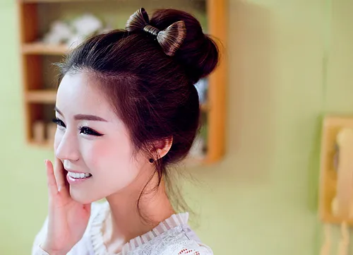 glam-bun-with-bow11-1487923040061