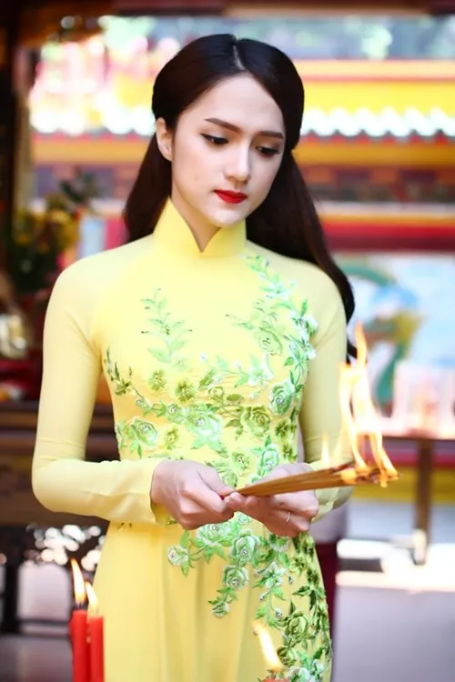 sao-viet-ao-dai-di-le-dau