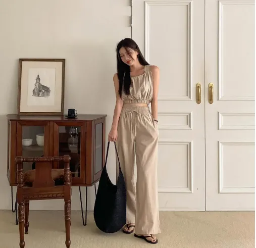 Quần vải thô giúp vẻ ngoài trở nên phóng khoáng hơn nhưng vẫn có sự nữ tính khi mix áo blouse điệu đà, áo hai dây, áo crop top.