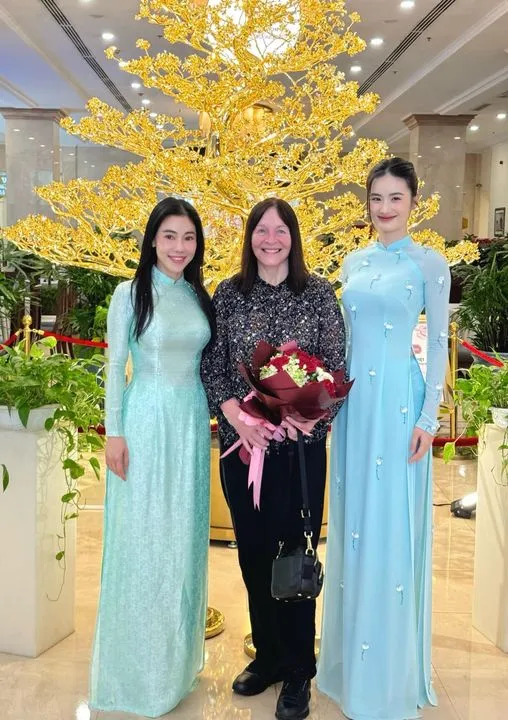 Hoa hậu Ý Nhi và Mrs Julia Morley (3)