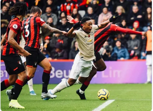 Martial ngã, vì sao Man Utd được hưởng phạt đền? - Bóng Đá