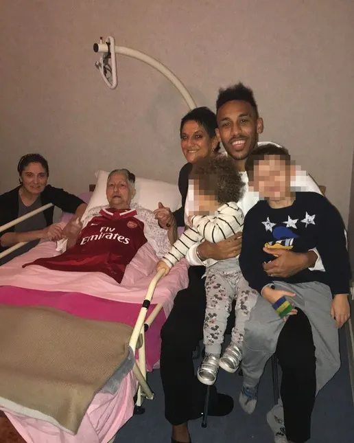 Aubameyang bay gấp về Tây Ban Nha thăm bà ngoại hấp hối - Bóng Đá