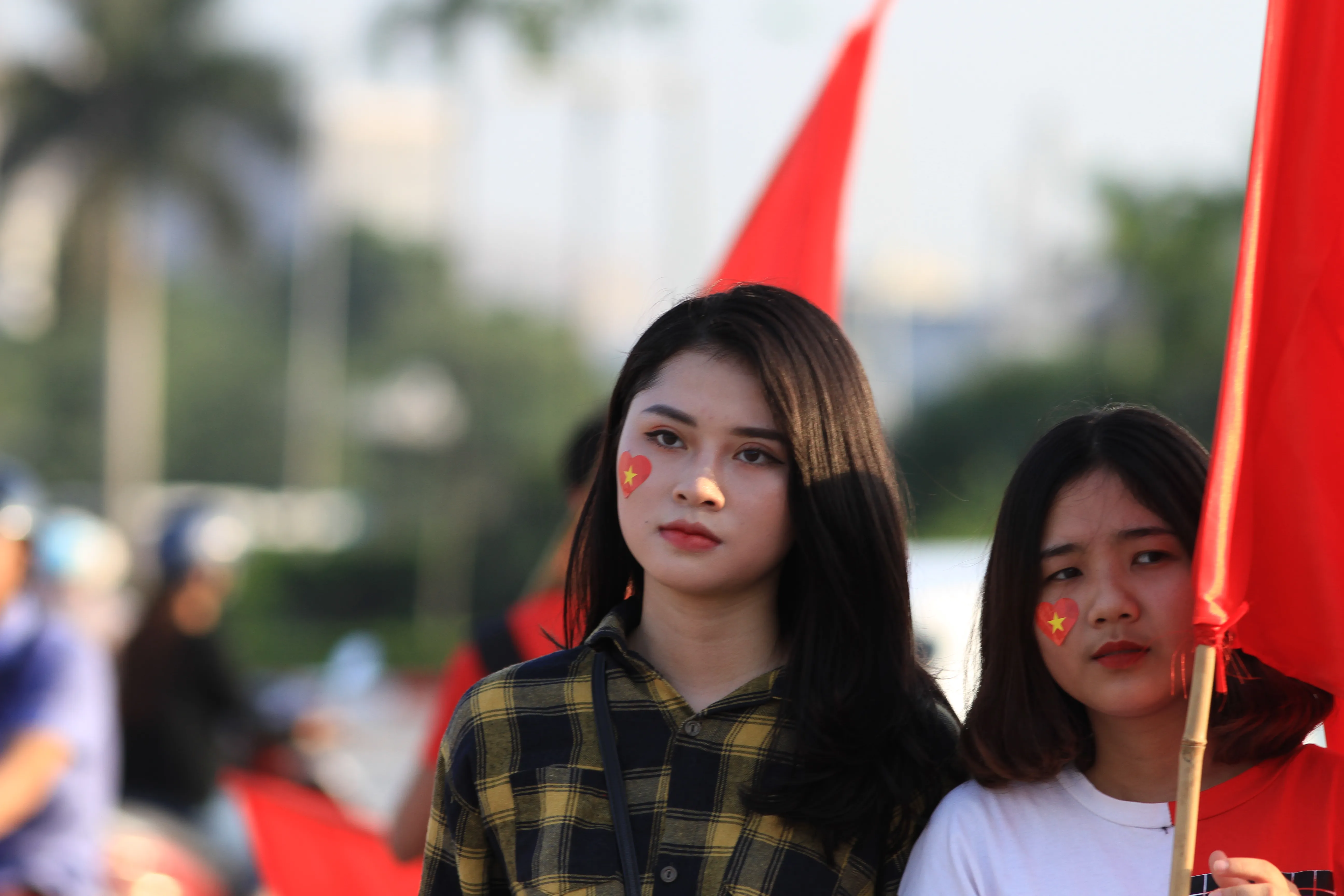 Bóng hồng Việt đọ sức mỹ nhân Thái trên khán đài AFF Cup 2018 - Bóng Đá