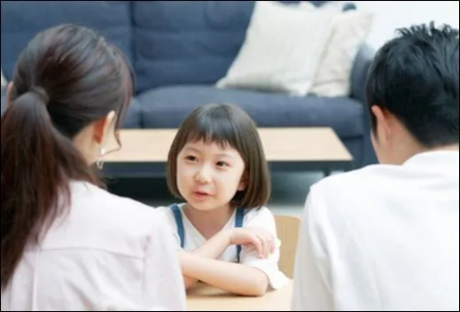 Thân hình thì nhỏ bé mà phải mang theo những cặp sách to lớn, vô số bài tập về nhà (ảnh minh họa)