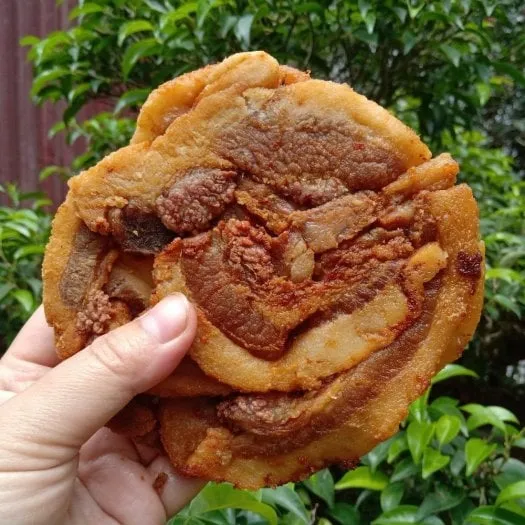 Miếng bánh tóp mỡ được đóng gói cẩn thận, khi mua về có thể ăn ngay