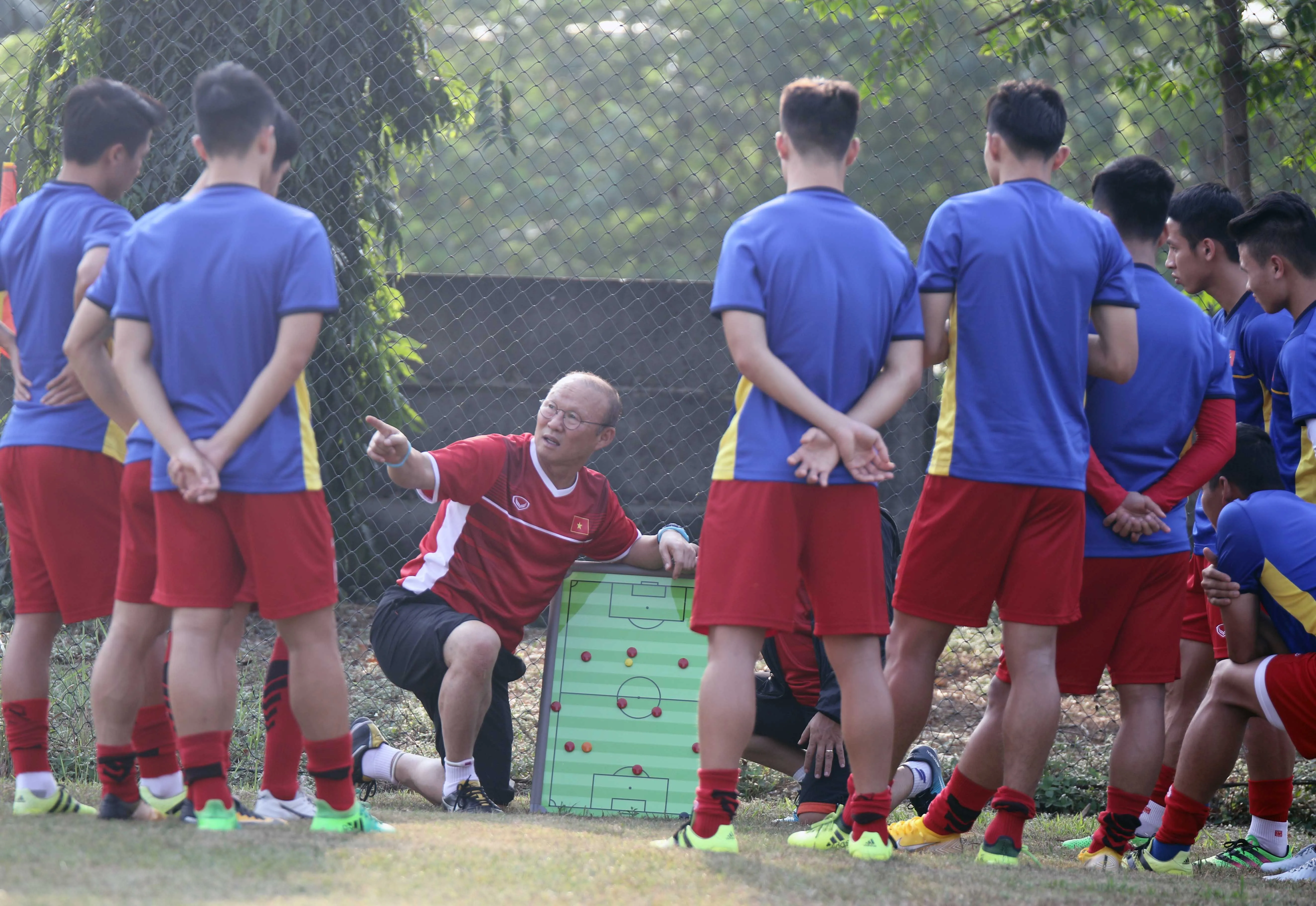 Văn Quyết - Công Phượng tươi như hoa trên sân tập U23 Việt Nam - Bóng Đá